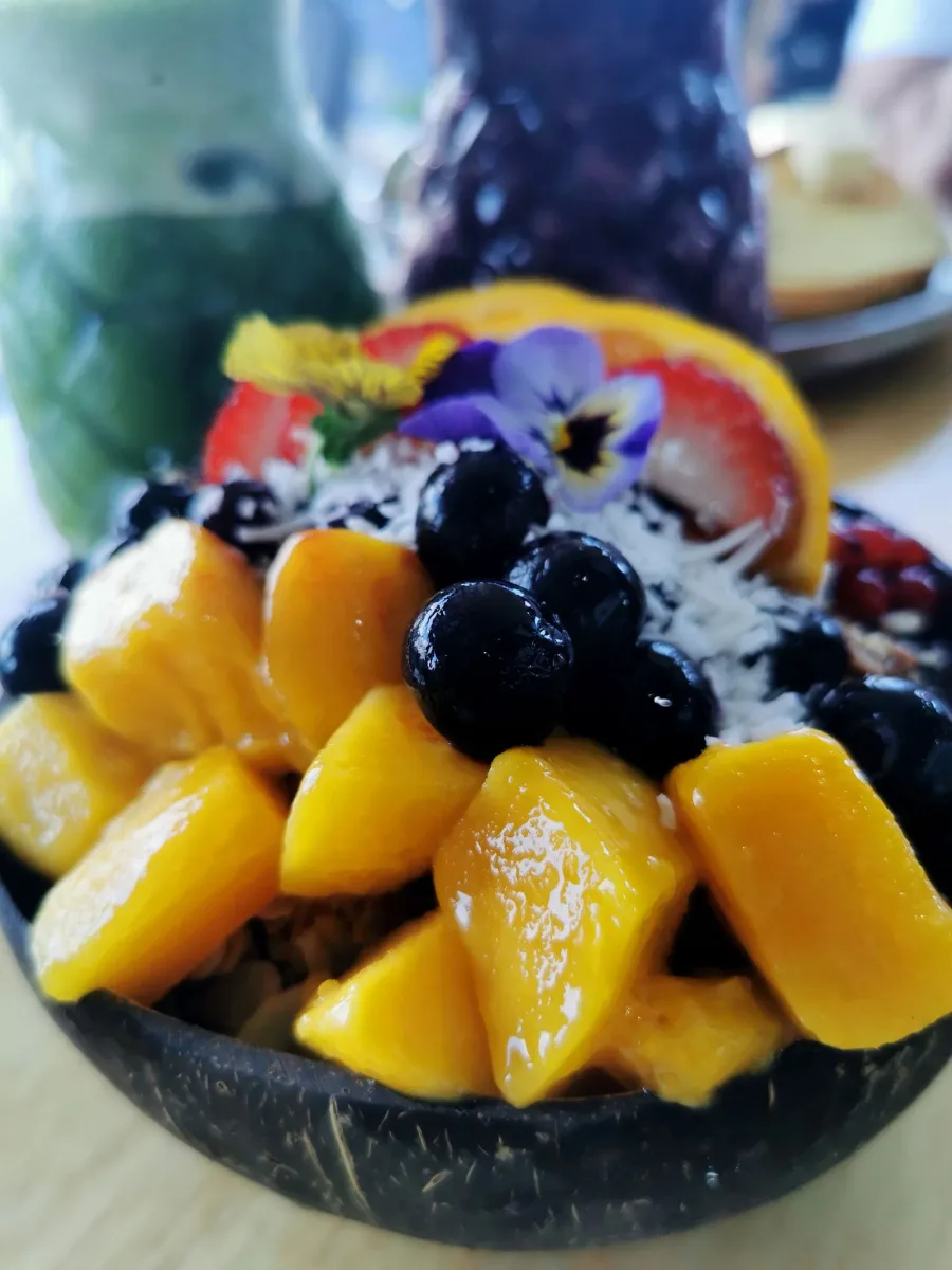 Frutas frescas sobre uma tigela de açaí