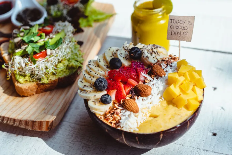 Tropical Pop: Frutas vermelhas, banana, castanhas e muita cor.